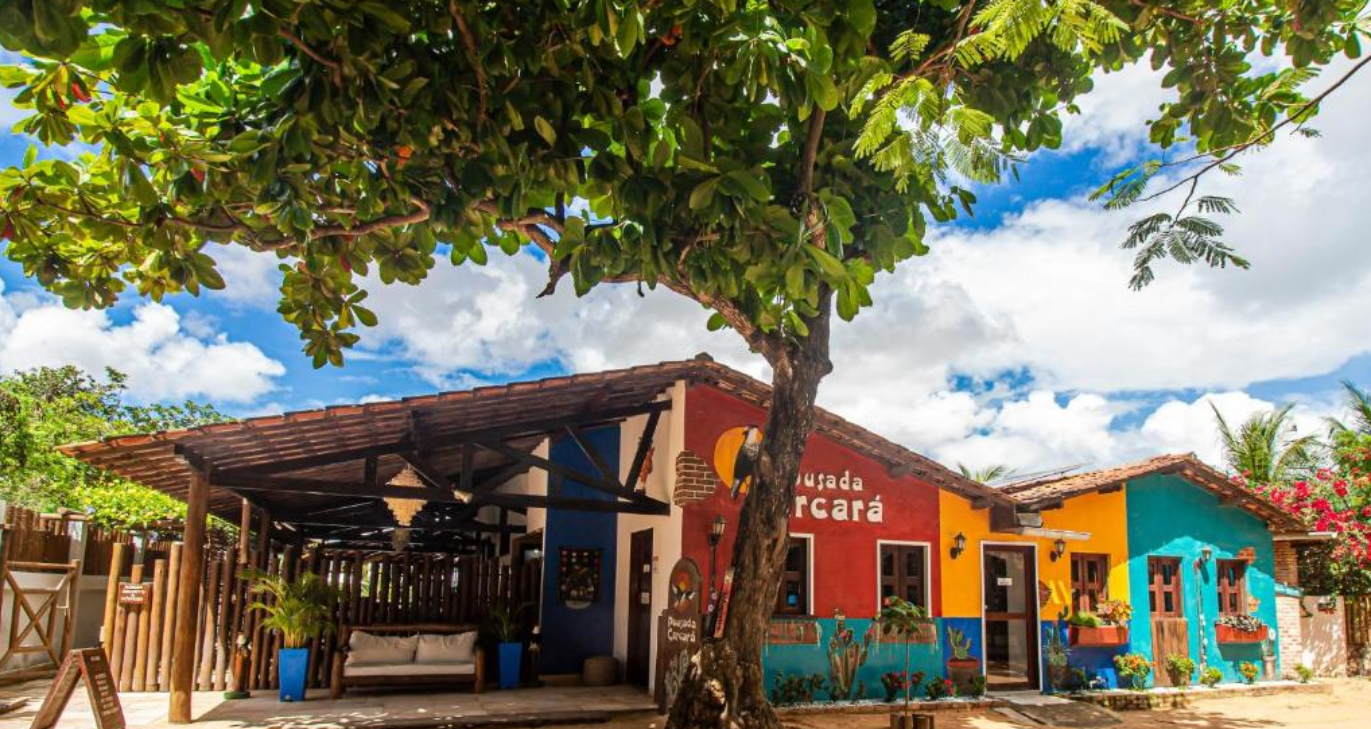 Ambiente rústico com detalhes de artesãos locais, que oferece restaurante, bar, piscina, hidromassagem, Solarium Deck e área infantil.